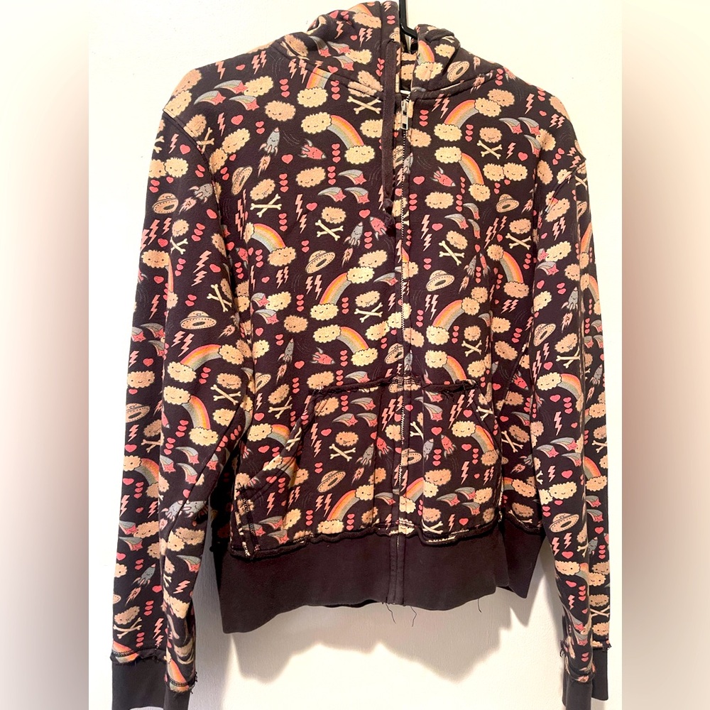 Women’s zip-up sweatshirt with hood and pockets.
Make an offer
